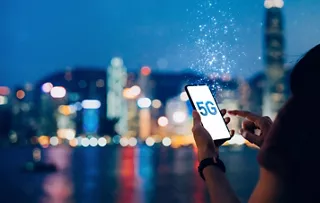 5G対応の携帯電話を使用する人。