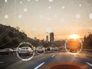 高速道路を走行するコネクテッドカーとNTNネットワークラインのオーバーレイ。