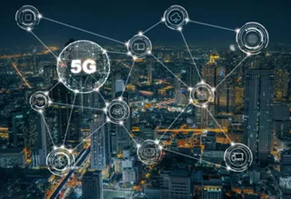 5G 技术与多种物联网图标在曼谷城市景观的近景中交织，诠释无线通信连接网络的概念。