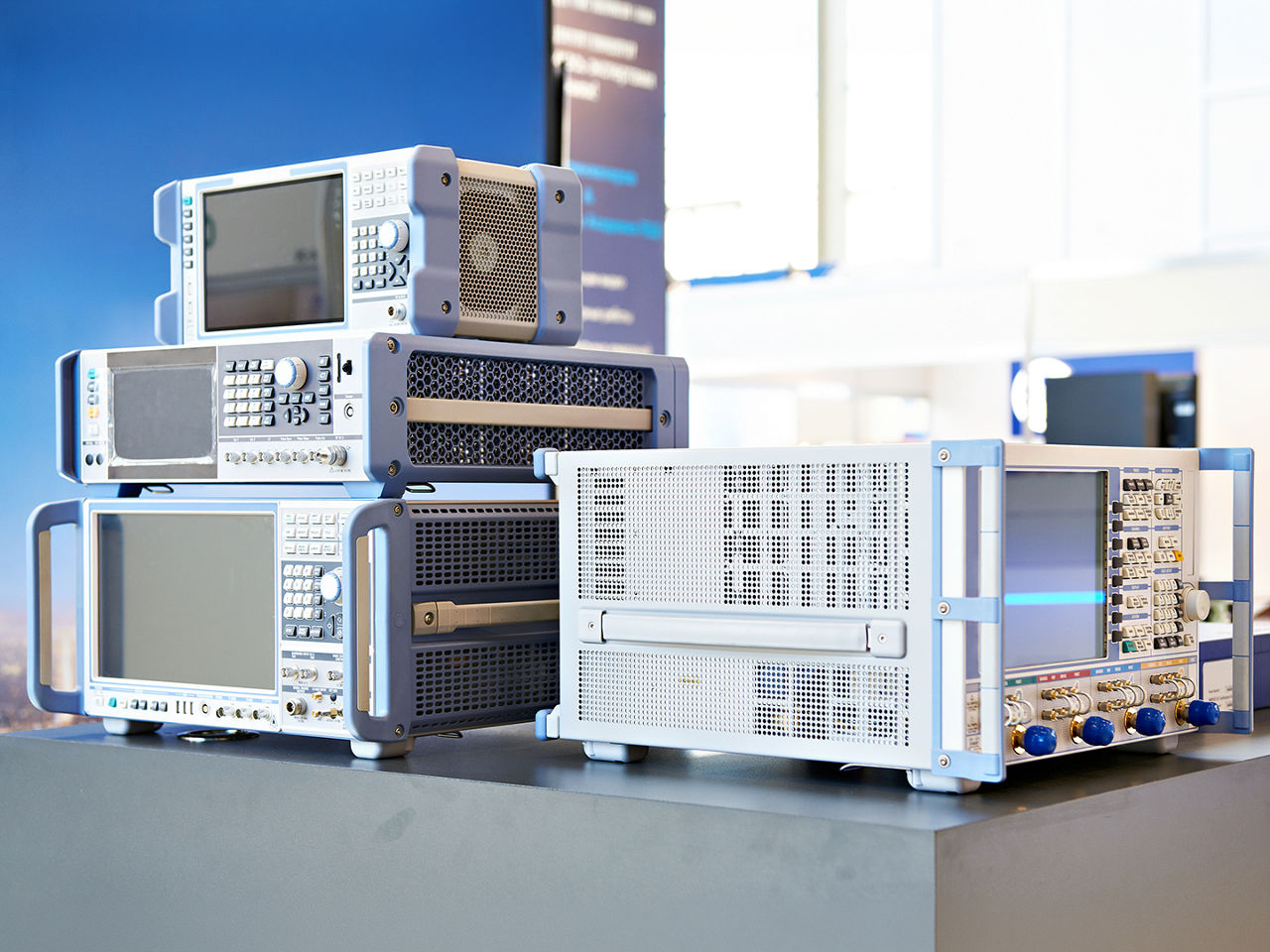 Oscilloscope and vector network analyzer used for high-frequency precision RF connectors test and measurement.