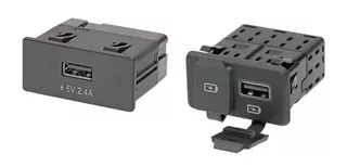 車内でのデバイス充電用のUSBハブ。