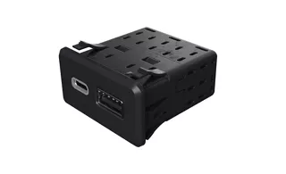 USB Type AおよびUSB Type Cポートを搭載した車載デュアルポートスマート充電器。